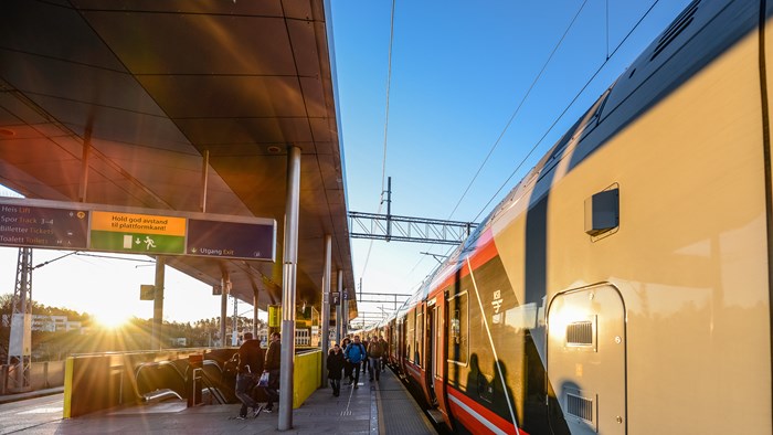 Tog på stasjon