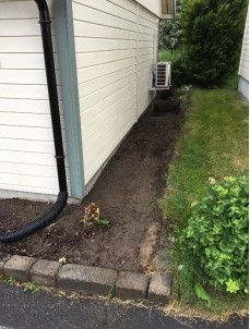 BIlde som viser kappet taknedløp og slange til blomsterbed