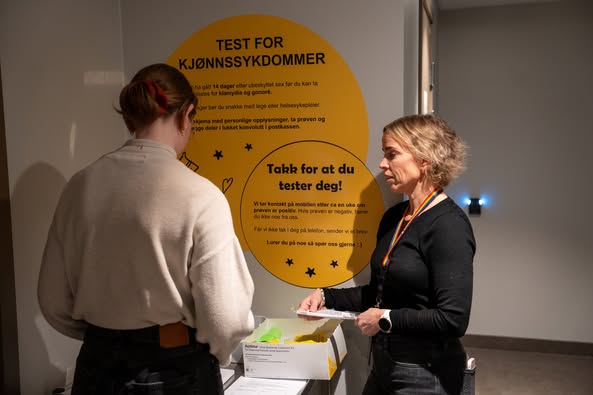 På helsestasjonen blir man vist hvordan man kan teste seg for kjønnssykdommer