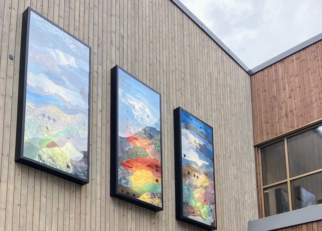 Uten tittel, kunstverk ute på vegg av Javier Barrios,