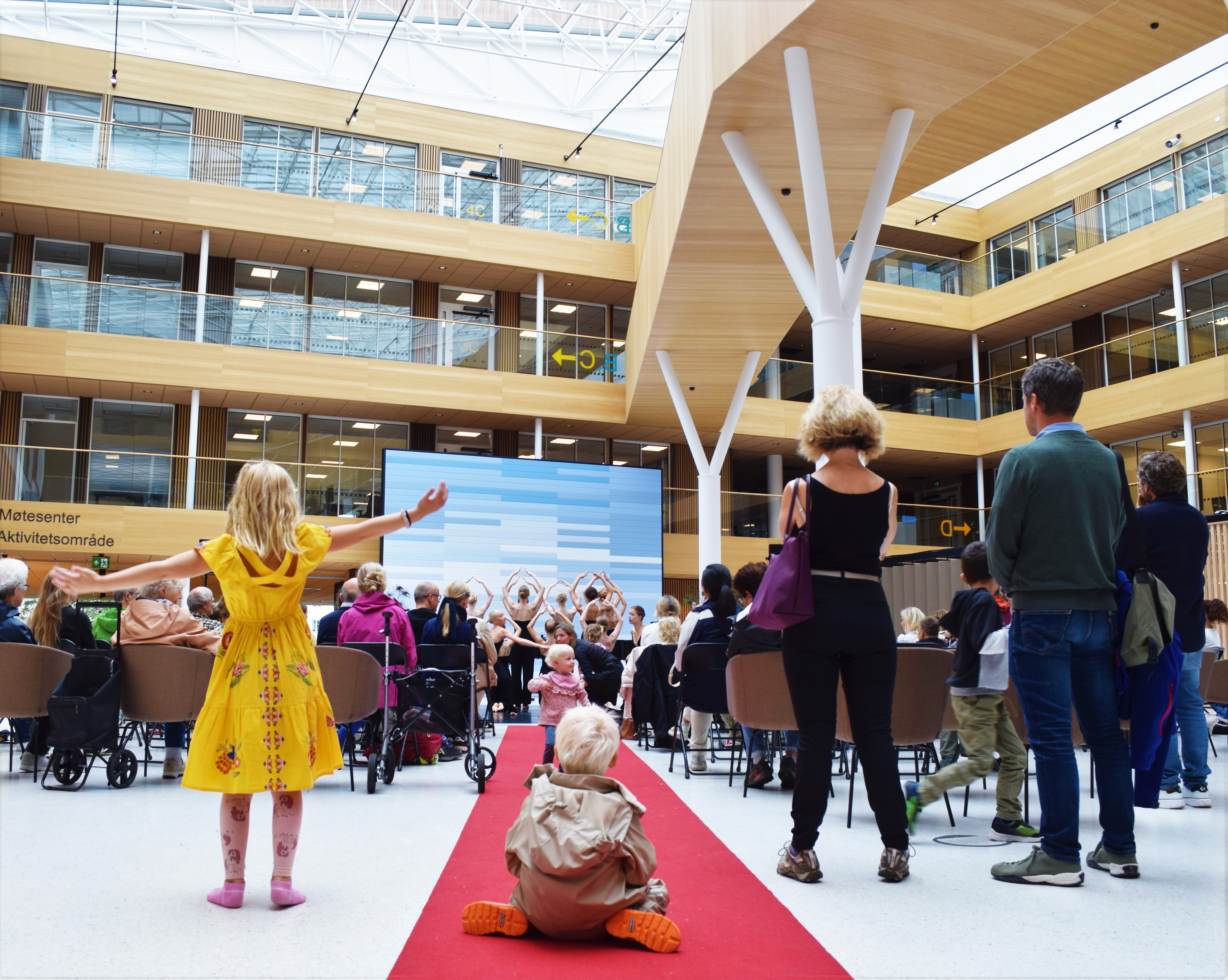 Publikum ser på danseforestilling på Møteplassen
