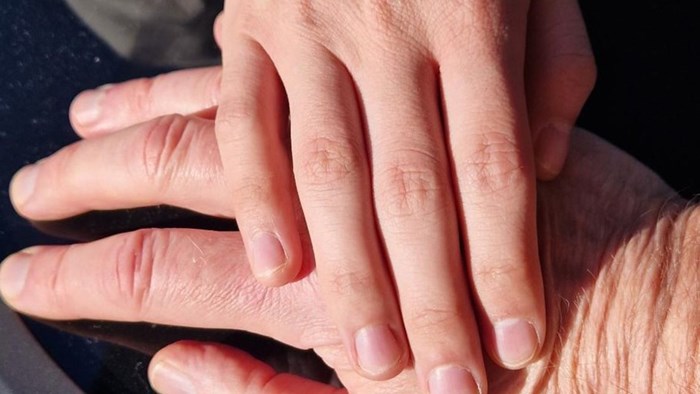 To hender som holder over hverandre