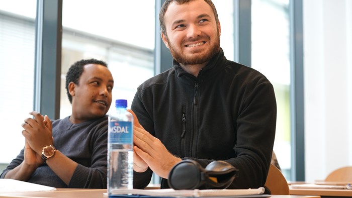 Norskkurs på dagtid. To menn jobber sammen.