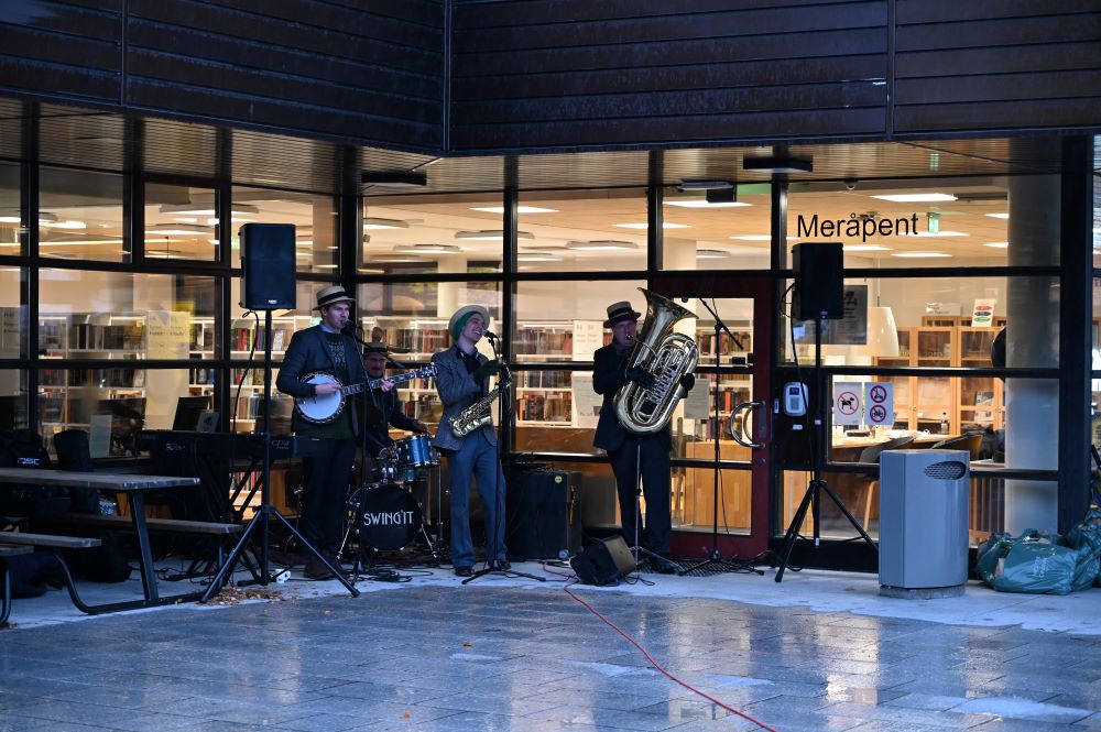 Swing it spiller musikk ved åpningen av Bekkestua nord