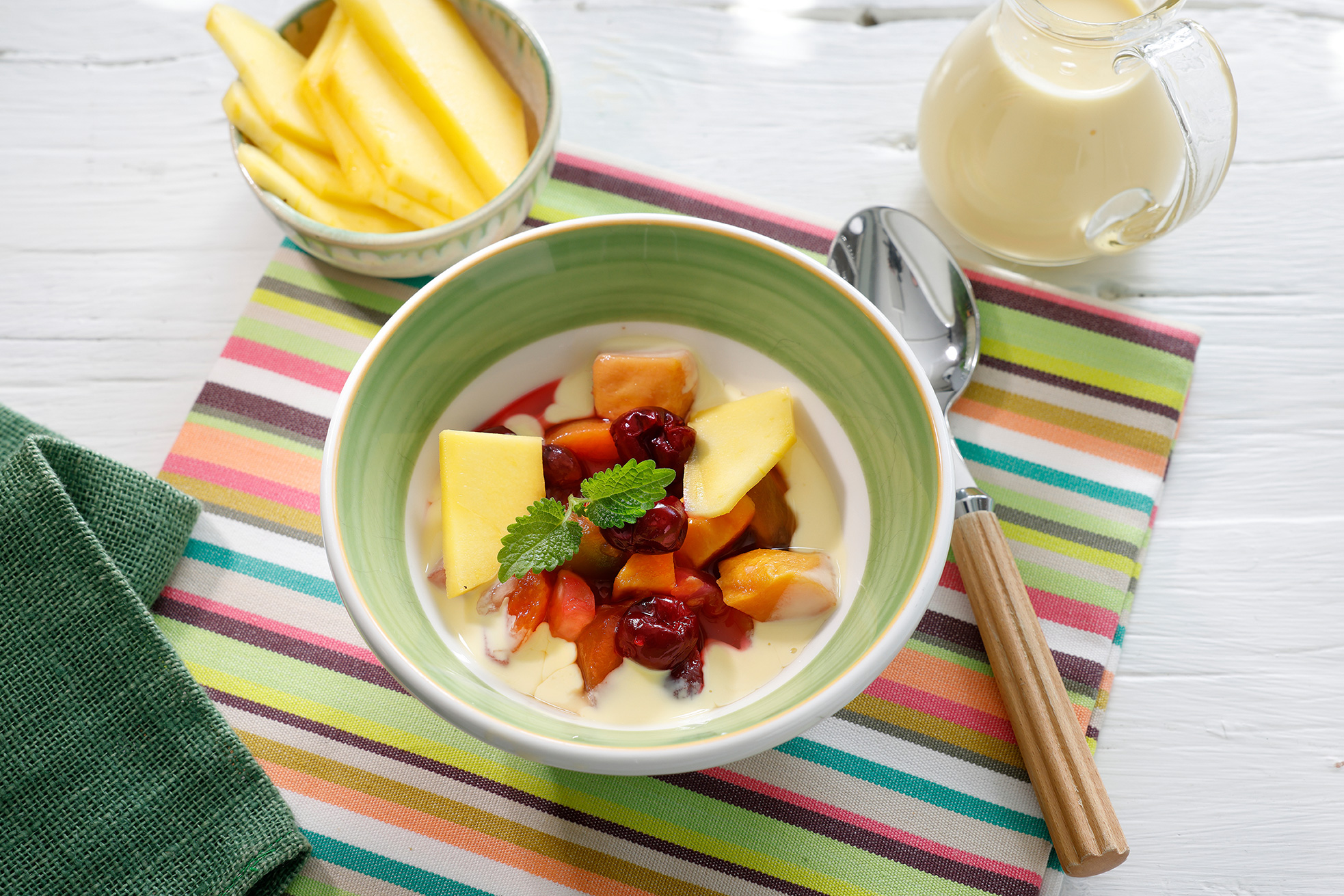 Bakt tropisk frukt med vaniljesaus