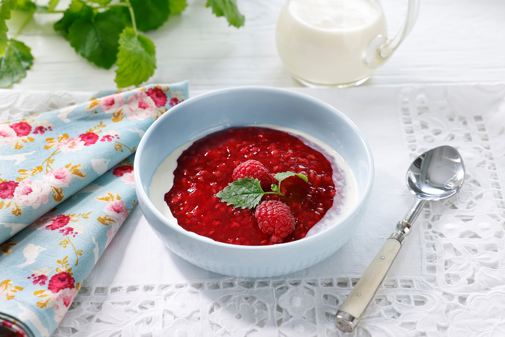 Bringebær grøt med fløtemelk