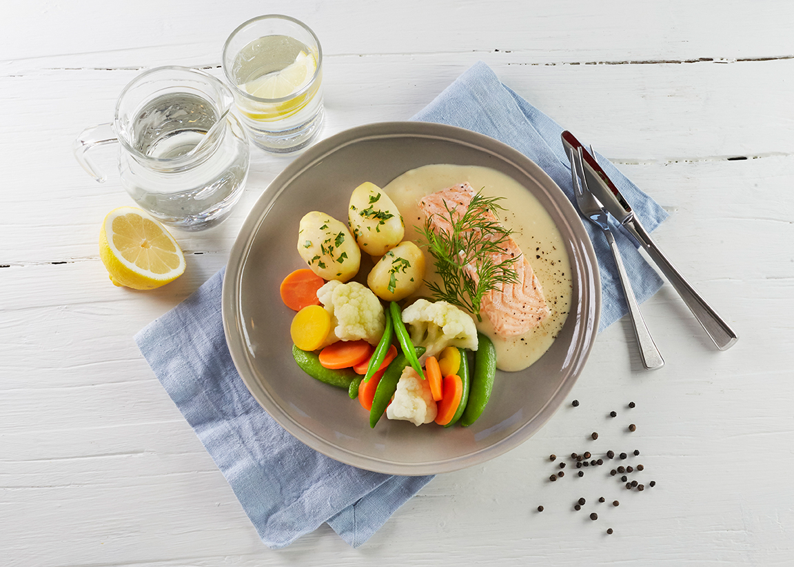 Dampet laks i hvitvinssaus