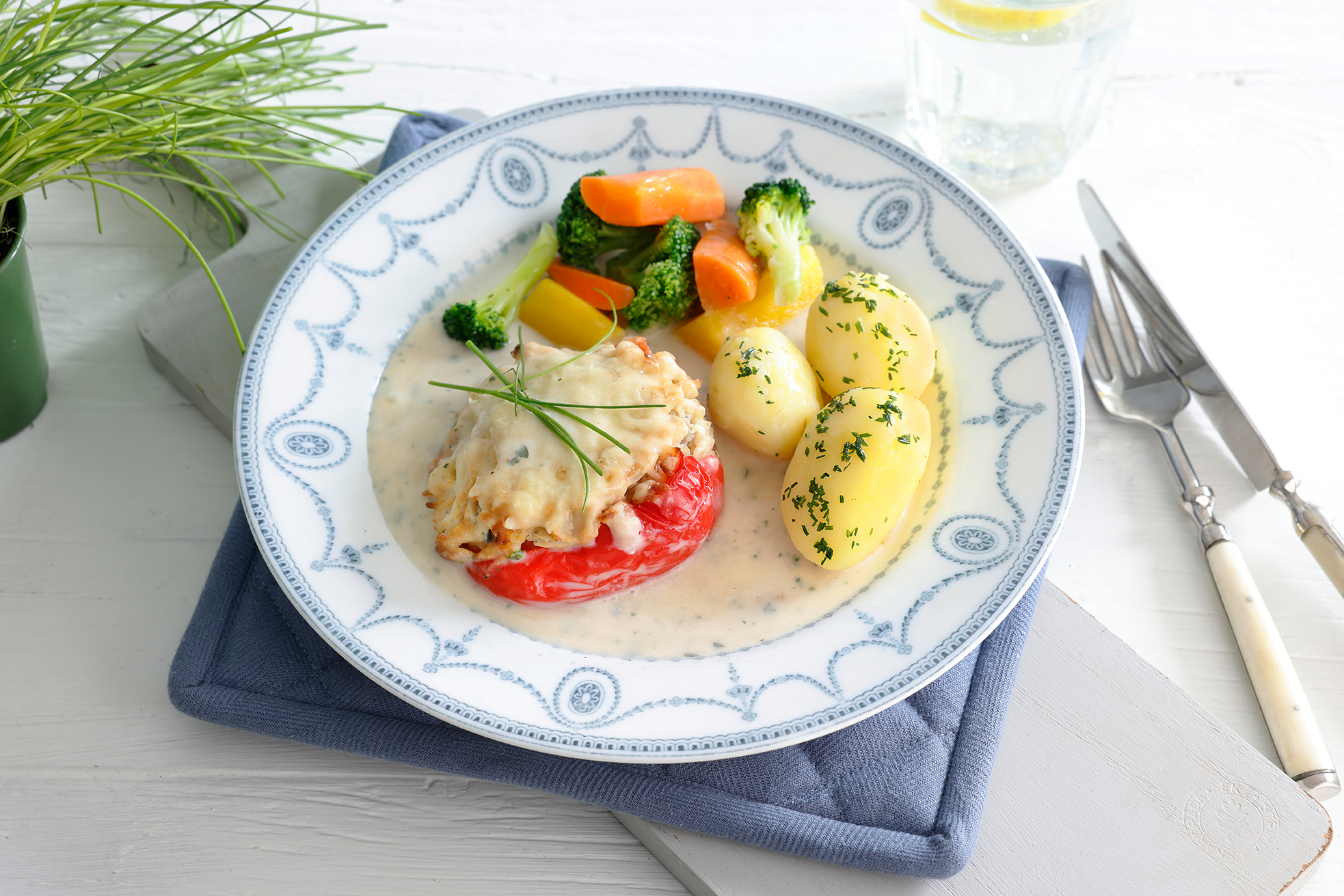 Fylt paprika med persillesaus grønnsaker og potet Vegetar