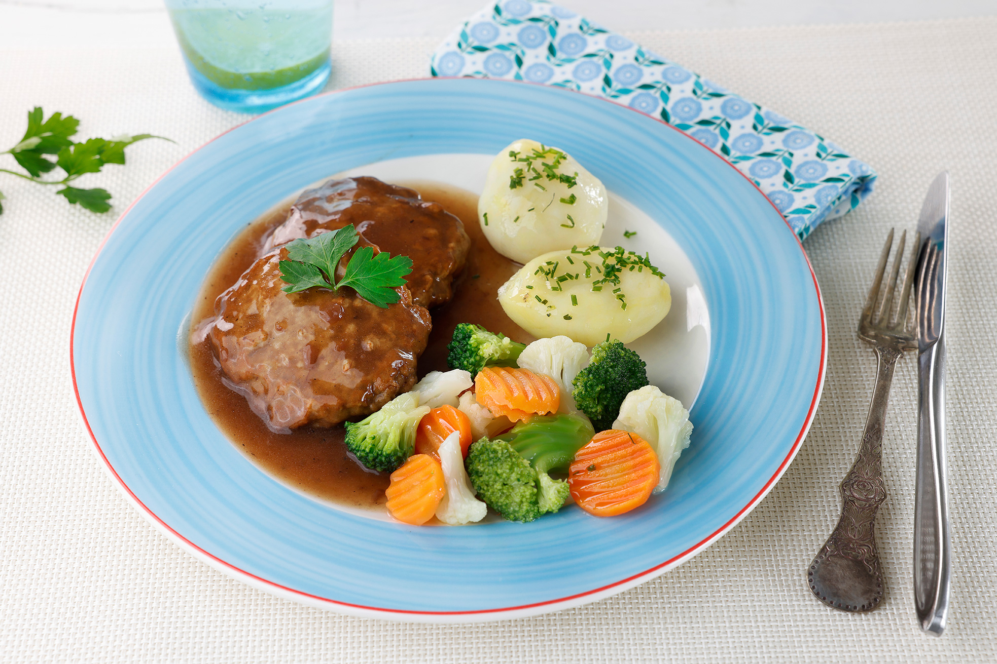 Karbonader med rødvinssaus, grønnsaker og potet