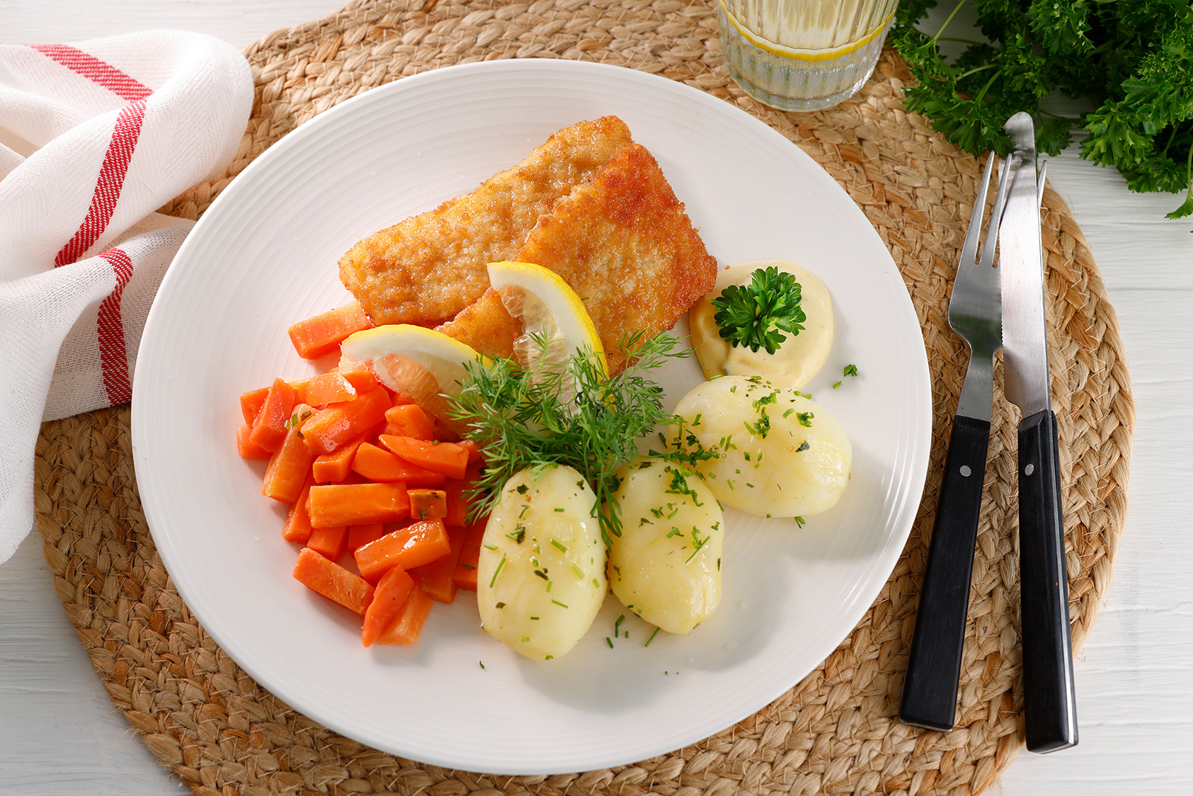 Kikert panert fisk med remulade, grønnsaker og potet
