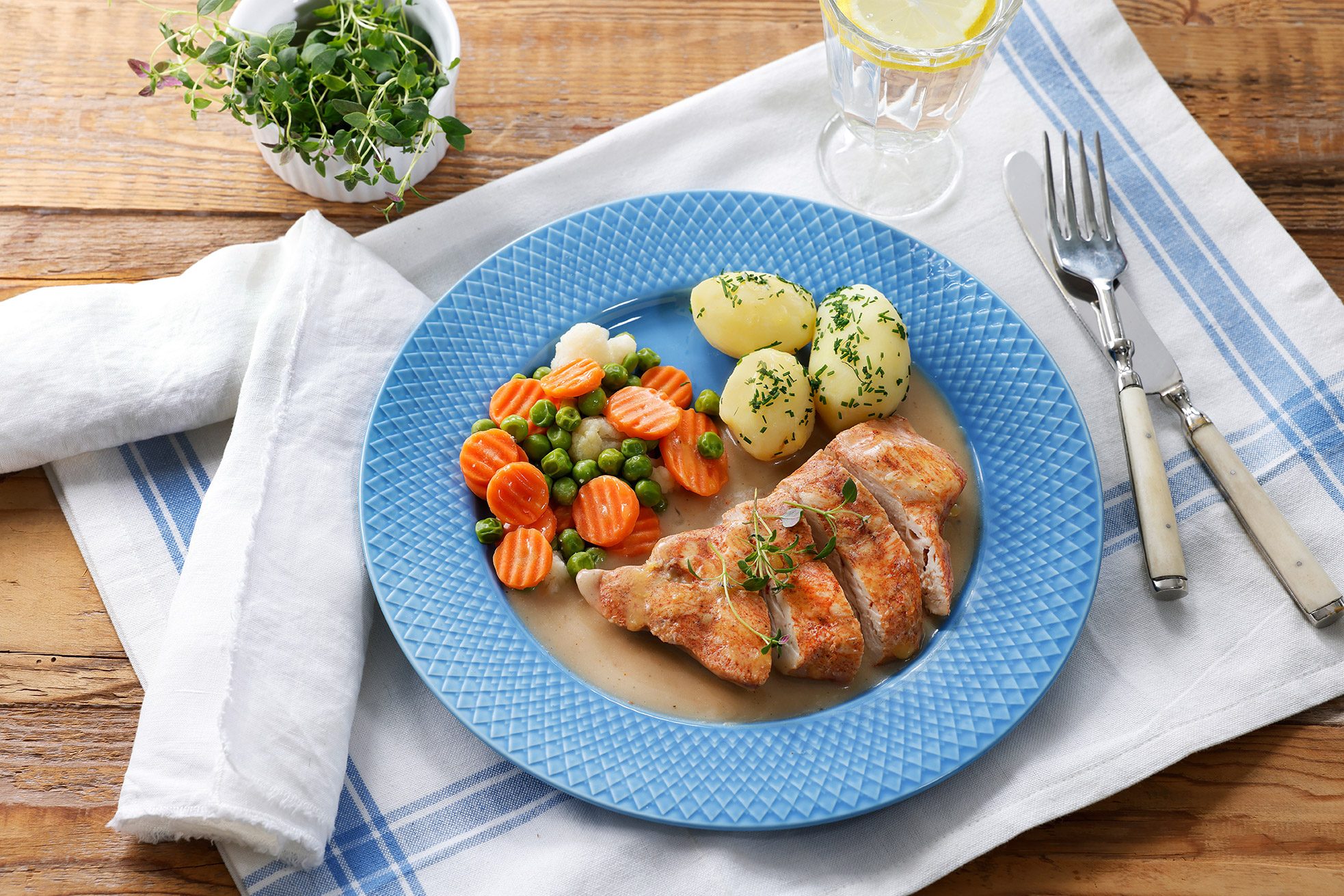 Kyllingfilet med peppersaus, grønnsaker og potet