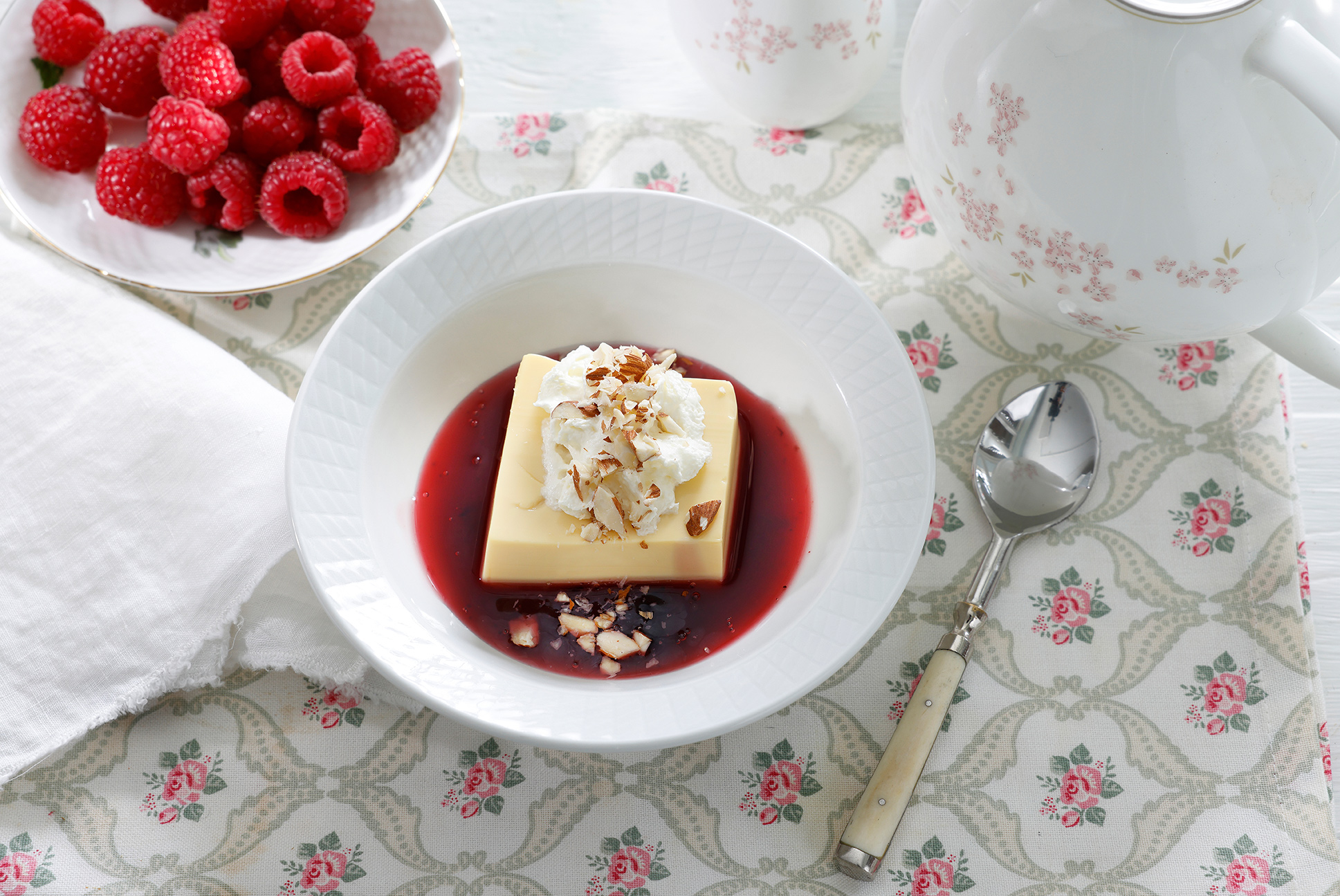 Mandelpudding med rød saus