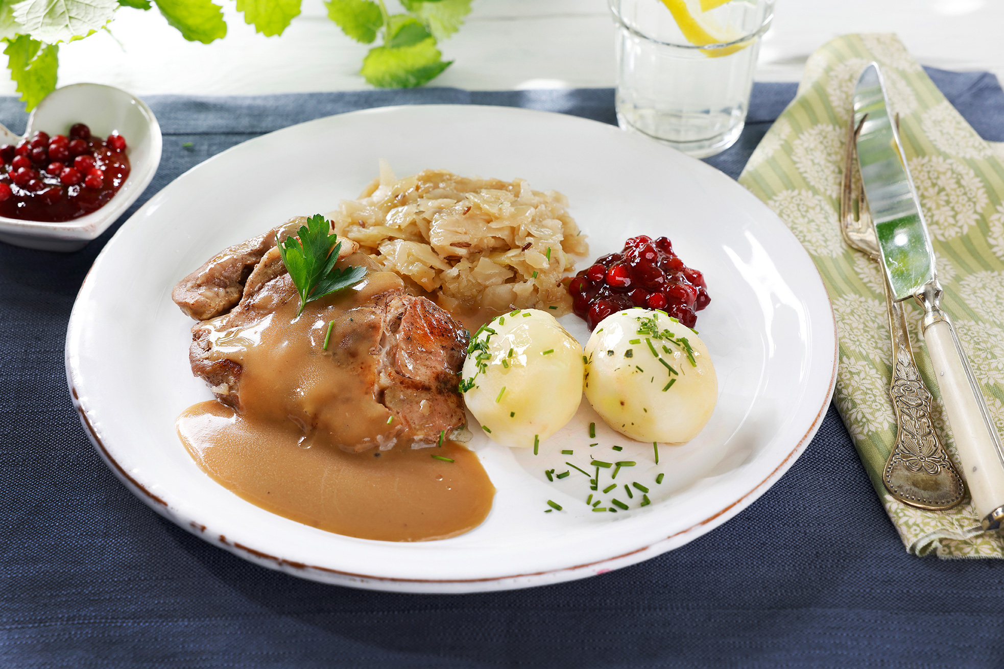 Nakkekoteletter med saus, surkål og potet