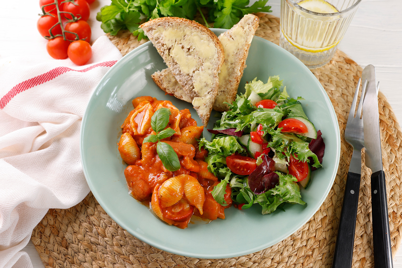 Pasta i tomatsaus med pølse, salat og brød