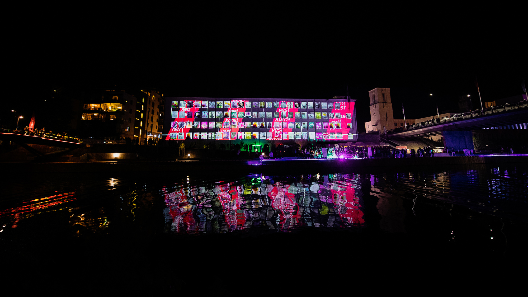 Sandvika byfest lysfest - bygning i flott lys