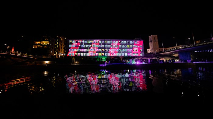 Sandvika byfest lysfest - bygning i flott lys