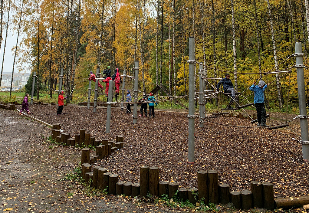 BArn leker på Sjøholmen lekeplass