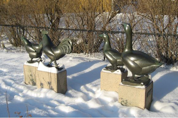 Til hvert av boligområdene Selvaag bygget donerte han en skulptur