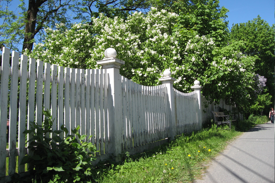 Hvitmalt plankegjerde på Søndre Høvik gård