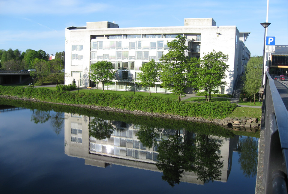 Kommunegårdens fasade mot elven. ASB